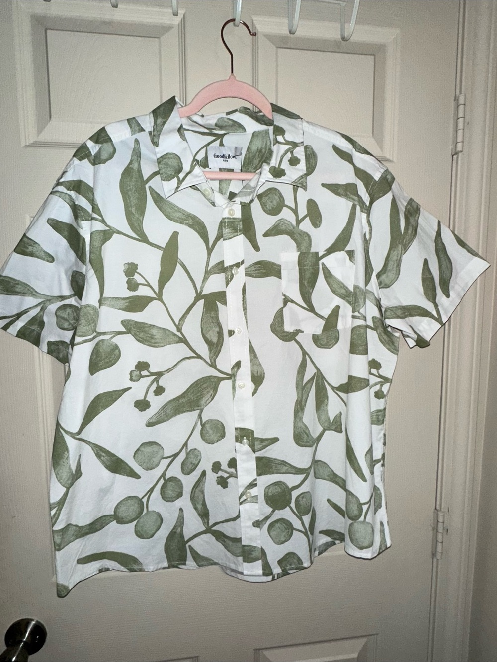Goodfellow & Co White Short-Sleeve Button-Up Shirt with Olive Green Leaf Print